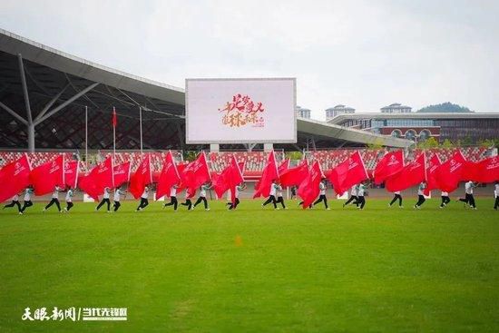 杰西是一个由他人代养的孩子，离家出走逃到海洋公园，跟那边的鲸鱼交上了伴侣。当黑心的公园主为了欺骗保险金，筹算杀死鲸鱼时，杰西天然会不屈不挠救伴侣一命。                                  　　影片的模式有点像《外星人》，但煽情技能更低级。影片包括着对自然、对动物的酷爱，合适看成儿童本质教育的材料。